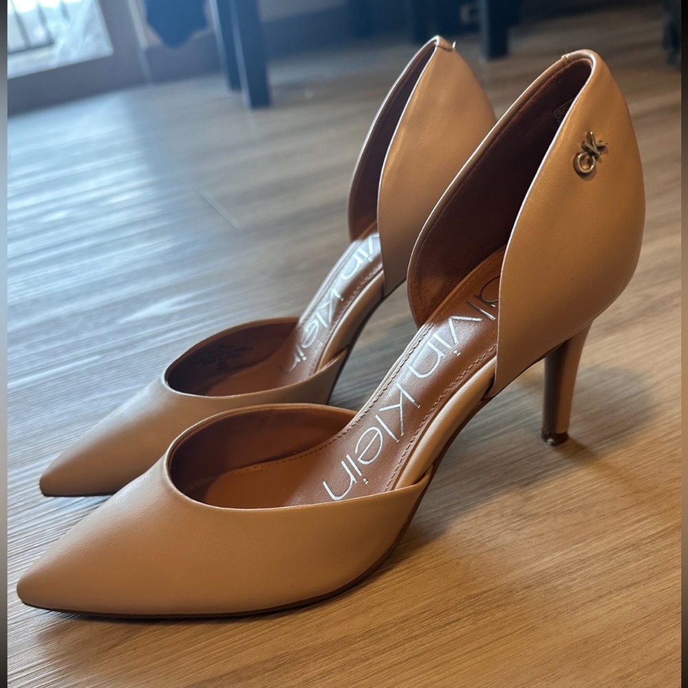 Pointed toe heels